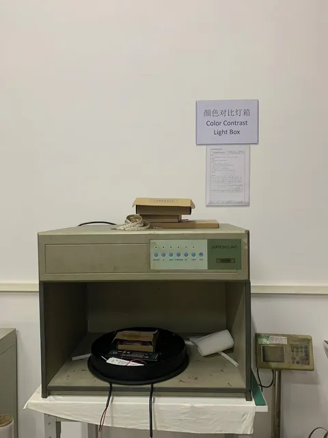 Colour contrast light box for finish and colour matching