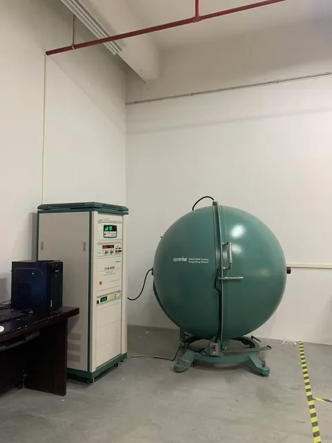 Integrating sphere for photometric testing of lamps